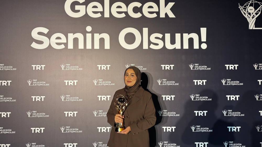 سنا شیدا، دانشجوی ارتباطات اوسکودار، در مسابقه TRT سوم شد